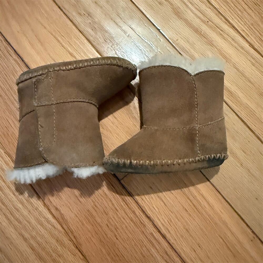 UGG Caden Infant Baby Boots Brown Sheepskin Lined Size US 2/3 EU 18